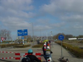 Über Radwege und rote Ampeln raus aus Amsterdam